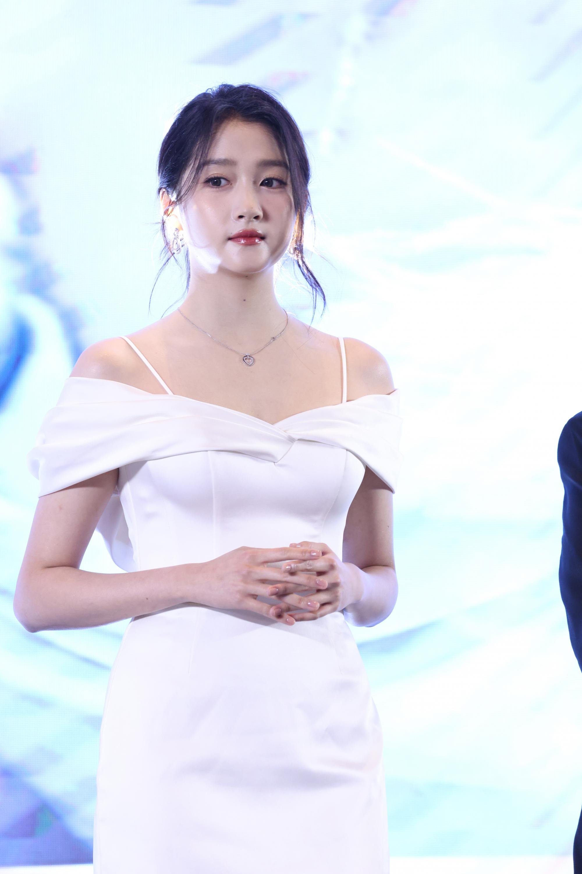 关晓彤生图白色连衣短裙半身现场生图照[3]